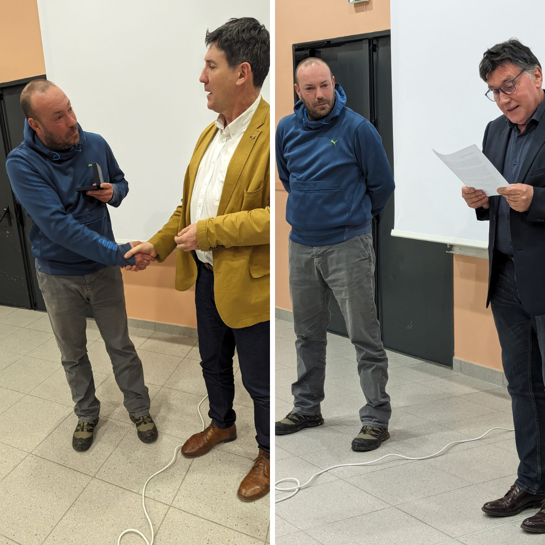 Remise de. lamédaille OMS à Sébastien par Jean-Paul Pavillon (maire) et René Raveleau (Adjoint Sports)