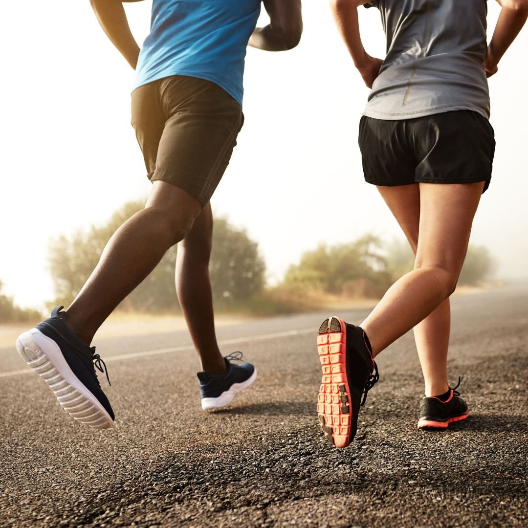 image de 2 personnes en train de courir